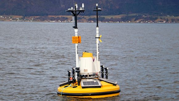 Ny teknologi gjør det mulig å måle vindprofiler opp til 250 meter over havflaten fra bølgebøyer. <i>Foto:  Jørn Ave Hasselø, Statens vegvesen</i>