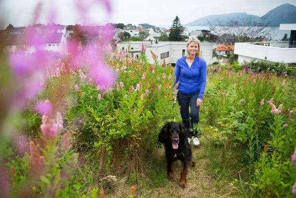 Oljedirektør Ingrid Sølvberg bor i Sandnes utenfor Stavanger med sin mann og hunden Tina. Barna studerer begge på NTNU. <i>Foto:  Carina Johansen</i>