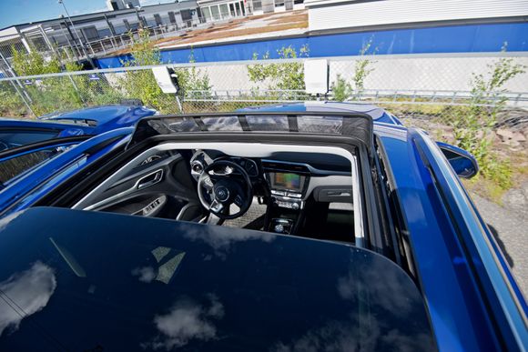 Luksus-utgaven av MG ZS EV har en nokså stor takluke som kan åpnes. <i>Foto:  Mathias Klingenberg</i>