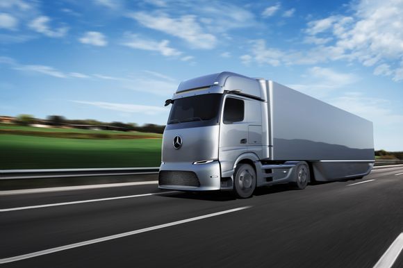 Mercedes-Benz eActros LongHaul skal kunne kjøre 500 kilometer på en lading. <i>Foto: Daimler Trucks</i>