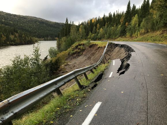 Også fylkesveiene i området har fått store skader. Dette er noen hundre meter sør for brua. <i>Foto:   Lars Petter Klette Kaski, Nordland fylke</i>