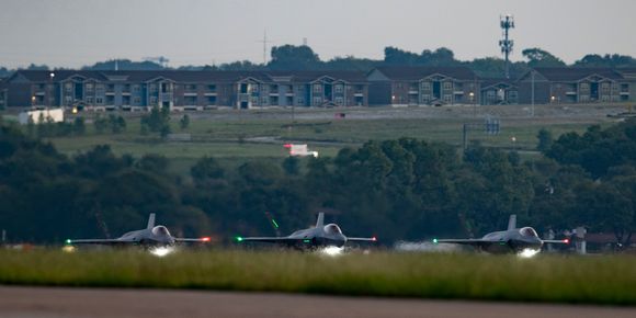 AM-26, AM-27 og AM-28 rett før avreise fra Lockheed Martin-fabrikken lørdag. <i>Foto:  Angel DelCueto</i>