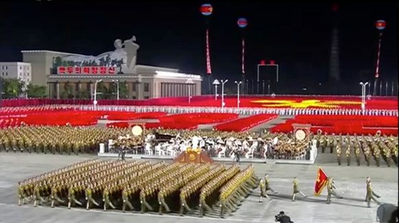 Kim Jong-un arrangerte en militærparade på nattetid for å feire at det nordkoreanske arbeiderpartiet fyller 75 år. <i>Foto:  KRT via AP / NTB</i>