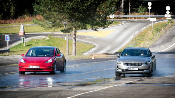 Tesla Model 3 og Polestar 2 på glattkjøringsbane. <i>Foto:  Eirik Helland Urke</i>