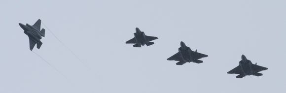 To F-22A Raptor (t.h) eskorteres til Ørland flystasjon av to F-35A fra 332 skvadron. F-22 har 2,9 meter større vingespenn og er 3,2 meter lengre enn F-35. <i>Foto:  Kapt Helge Hopen / Forsvaret</i>