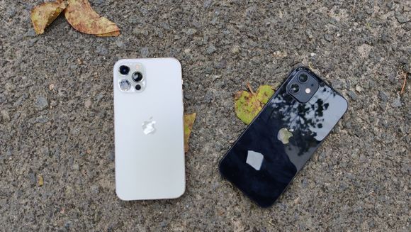 Nye Iphone 12 og Pro er pene telefoner å se på. Men det koster. Mye. <i>Foto: Martin Braathen Røise</i>
