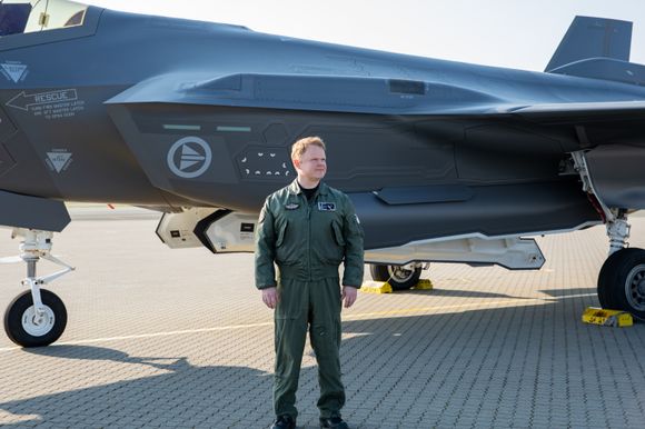 Oberstløytnant Tron Strand, sjef for 332 skvadron, foran et av Luftforsvarets 28 F-35A. <i>Foto:  Andrea Bekk Johansen / Forsvaret</i>