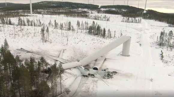 En 230 meter høy vindmølle kollapset i Skellefteå kommune i Sverige. <i>Skjermbilde:  SVT</i>