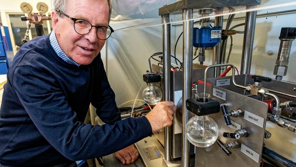 Professor Roy Johnsen foran spesialutstyr laget for å måle opptak av hydrogen og se hvor raskt det diffunderer i materialet. Forskerne kan teste ulike metalliske materialer under forskjellige forhold, blant annet komponenter eksponert mot hydrogen-gass under trykk. <i>Foto:  Joachim Seehusen</i>
