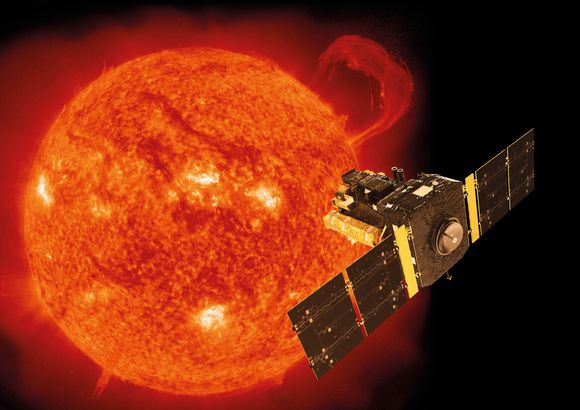 Vokter jorden: SOHO har blitt erstattet av mange andre satellitter, men den har fremdeles en særdeles viktig jobb. Dette er den eneste satellitten som kan varsle oss når det kommer store partikkelstormer i vår retning. <i>Foto: ESA</i>