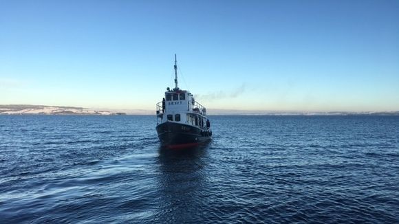 Båten Sævat tar forskerne med til definerte områder slik at de kan sende ned undervannsrotober for å undersøke hva som finnes på Mjøsas bunn. <i>Foto:  Arne Julsrud Berg/Mjøsmuseet</i>