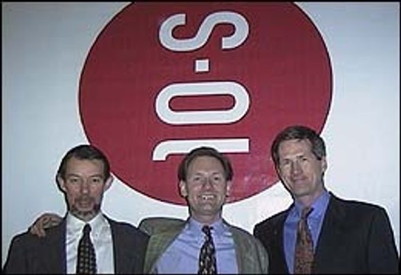 Administrerende direktør i Telenor Plus, Peter Pay (t.v.), administrerende direktør i SOL, Erik Hagen, og styreformann i SOL, Birger Magnus.