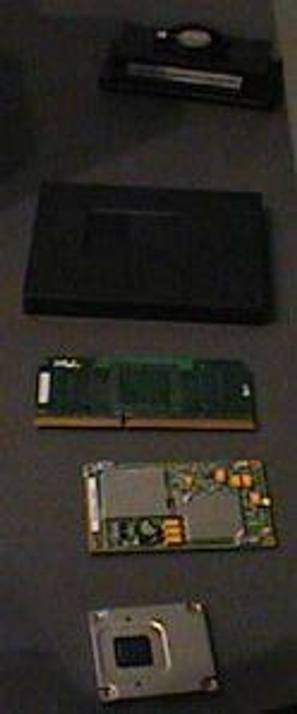 digi.nos fotograf var den eneste som fikk tatt bilde av de kommende prosessorene før de ble fjernet fra pressekonferansen. Nedenfra og opp: Mobil Pentium II, Celeron, innmaten i Pentium II, Pentium II SVW og en vanlig Pentium II med vifte. <i>Foto:  Harald Brombach</i>