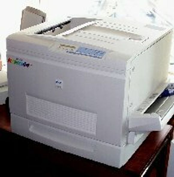Epsons første fargelaser, EPL-C8000, ble presentert høsten 1998.