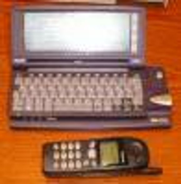 HP Jornada 680 sammenlignet med Nokia 5110. <i>Foto: digi.no</i>