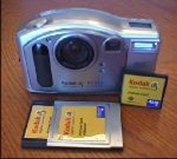 Kodak DC210 Zoom med 4 MB brikke og PC-kort adapter. <i>Foto:  Eirik Rossen</i>