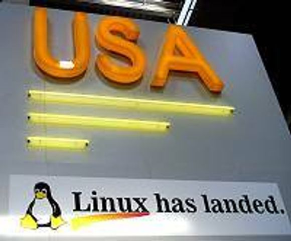 Linux has landet under CeBIT. <i>Foto:  Eirik Rossen</i>
