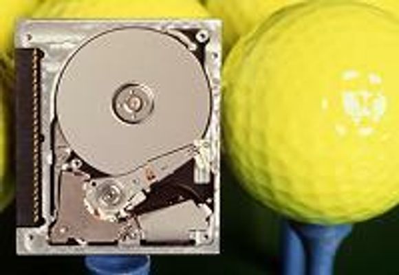 IBM Microdrive på 1 gigabyte sammenlignet med en golfball.