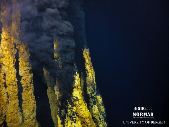 Rundt slike svarte skorsteiner har det samlet seg store mineralholdige grushauger på havbunnen på norsk sokkel. Dette er et aktivt sulfidfelt, Fåvne, som ble påvist av Oljedirektoratet i 2018. <i>Foto:  Normar, Universitetet i Bergen</i>