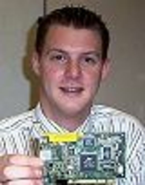 James Walker i 3Com med nettverkskort med innebygget kryptering og brannmur.