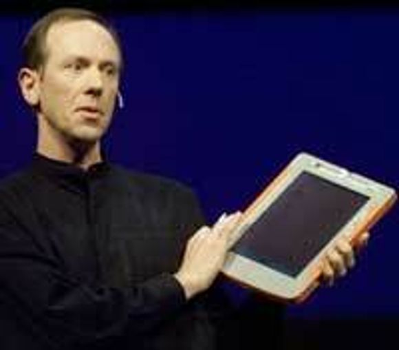 Software-utvikler Bert Keely viser en prototyp av Microsofts Tablet PC på Comdex i USA i november 2000.