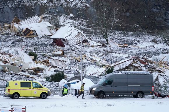 Nødetatene er i Ask i Gjerdrum kommune etter at det gikk et større jord- og leirskred onsdag. <i>Foto:  NTB</i>