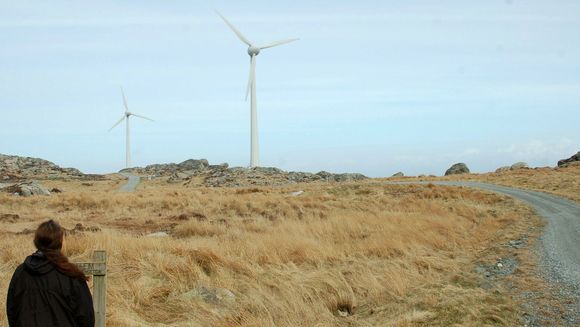 To vindmøller som til sammen kan yte en effekt på 1,2 MW står igjen etter et pilotprosjekt med vind og hydrogen som Hydro startet i 2004. Nå skal møllene bli en grunnpilar i Utsiras selvbergingssystem. <i>Foto:  Thomas Førde</i>
