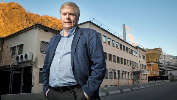 – Dessverre må vi regne med negative overraskelser når vi starter oppryddingen, sier Pål Mikkelsen, her utenfor IFE i Halden der reaktorhallen ligger inne i Månejellet. <i>Foto:  Sverre Chr. Jarild</i>