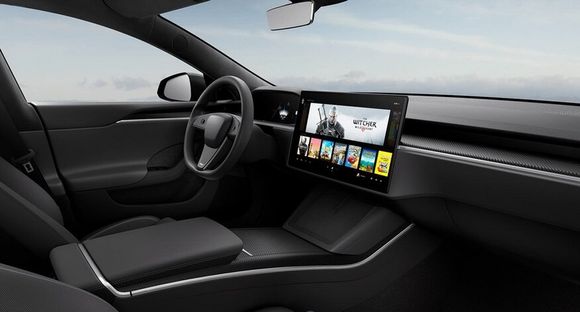 Dette bildet lå en periode tilgjengelig på Teslas nettsider, og viser det nye interiøret med et vanlig ratt. <i>Foto:  Tesla</i>