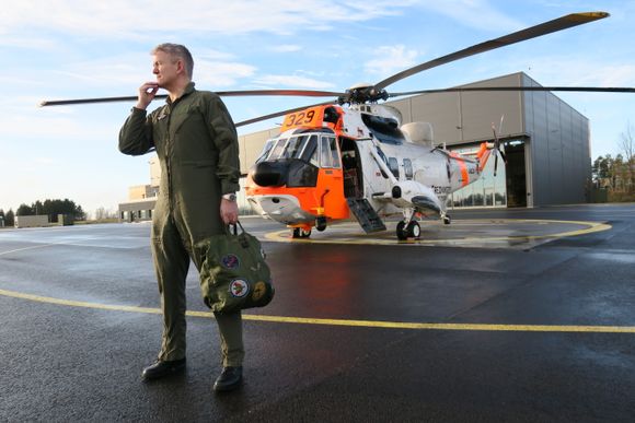 Major Fredrik Jomaas sammen med Sea King 329 utenfor det nye skvadronbygget på Rygge. <i>Foto: Per Erlien Dalløkken</i>