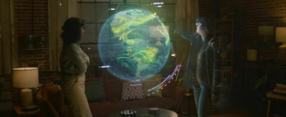To personer ser på en virtuell jordklode ved hjelp av Microsoft Mesh og Hololens. <i>Foto:  Microsoft</i>