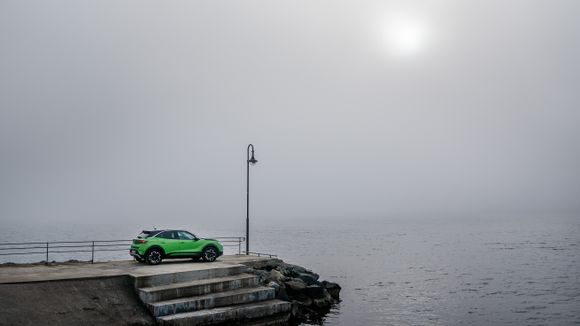 Opel Mokka-e på havna i Drøbak. <i>Foto:  Eirik Helland Urke</i>