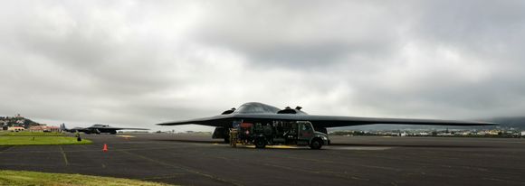 Tre B-2 Spirit, tilhørende Whiteman Air Force Base i Missouri, gjennomfører drivstoffylling med motorene i gang på Lajes Field på Azorene. <i>Foto: Tech. Sgt. Heather Salazar</i>