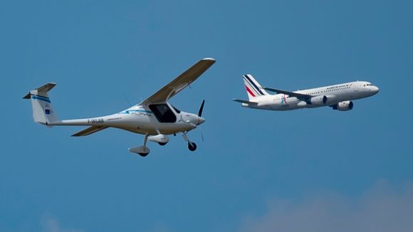 Pipistrel fløy noen oppvisningsflyginger på Paris Air Show på Le Bourget i juni 2019. Her er det en A320 fra Air France som passerer under demonstrasjonen. <i>Foto: IAN LANGSDON</i>