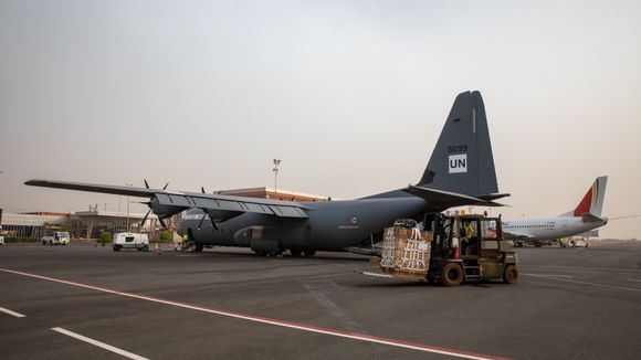 Lasten er på vei til C-130J «Frøya» som er parkert ved siden av en B737-500 fra Sky Mali på Modibo Keita lufthavn noen få kilometer sør for Malis hovedstad Bamako. <i>Foto:  Onar Digernes Aase / Forsvaret</i>