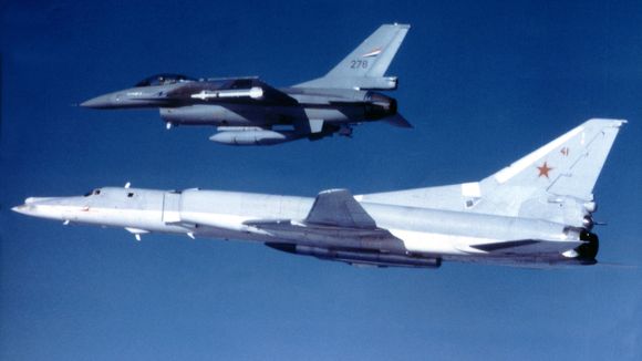 Norsk F-16 avviser et sovjetisk Tu-22M Backfire bombefly i norsk luftrom i 1984. <i>Foto:  Luftforsvaret</i>