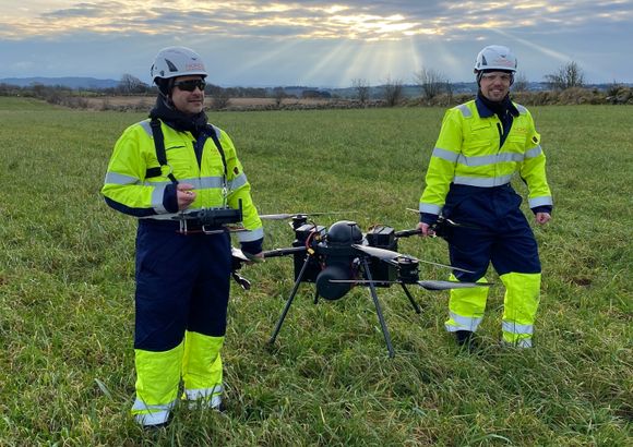– Vi testfløy en hydrogendrevet drone for første gang på Lea på Jæren i desember 2020, sier Jørgen Apeland (t.h.) med Thomas André Olsen som testpilot. <i>Foto:  Nordic Unmanned</i>