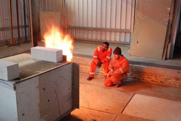 Doktorgradsstipendiaten Dheeraj Dilip Karyaparambil og mastergrad-studenten Bjørn Røste Dalen studerer hvordan brann utvikler seg i høye trehus. <i>Foto:  HVL, Campus Haugesund</i>