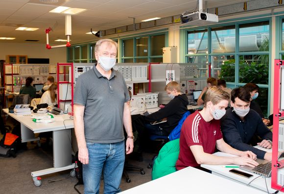 Her ser vi lableder Halsten Aastebøl og studenter fra Energi og miljø-studieprogrammet som gjør labøvelser i faget elektriske maskiner. <i>Foto:  Håvard Egge</i>