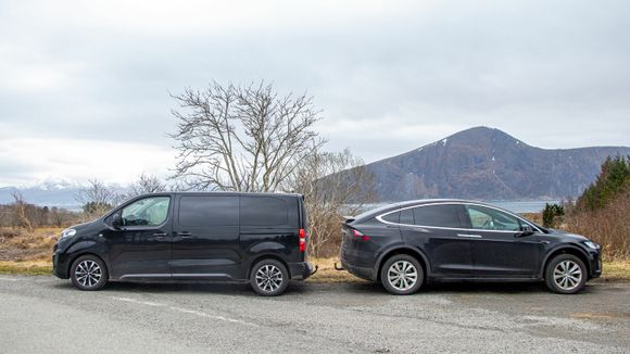 Peugeot e-Traveller og Tesla Model X. <i>Foto: &nbsp;Marius Valle</i>