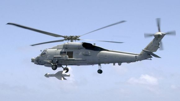 SH-60B Seahawk-helikopter fra US Navy skyter et Penguin-missil (AGM-119) utenfor Okinawa-kysten i Japan.