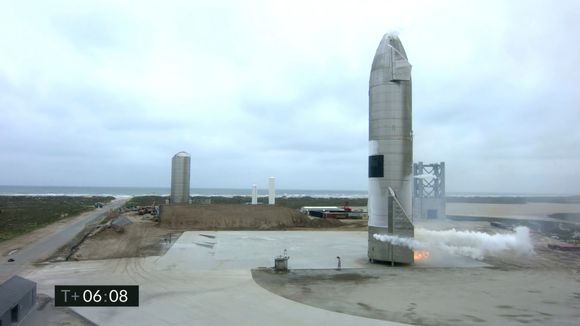 Det oppsto en mindre brann i Starship-raketten etter landing. Dette er SpaceX sin hittil mest vellykkede testflyvning. <i>Foto:  AP/NTB/SpaceX</i>