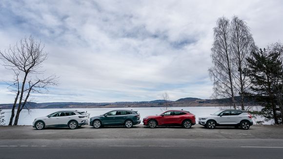 De fire bilene er ganske like, men også veldig ulike på mange områder. <i>Foto: Eirik Helland Urke</i>