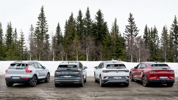 Ingen av bilene kan sies å være terrengbiler, men litt dårlige føreforhold går greit med alle. <i>Foto: Eirik Helland Urke</i>