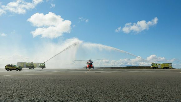 AW101 ble møtt med tradisjonell vannsalutt på Ørland 28. april. Fredag 14. mai går redningshelikopteret på vakt.  <i>Foto:  Ole Andreas Vekve</i>