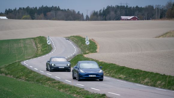 Begge bilene byr på mye kjøreglede på svingete veier. <i>Foto:  Eirik Helland Urke</i>
