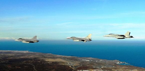 ACE arrangeres av Sverige, Norge og Finland, her representert ved deres jagerfly Jas-39 (fremst), F-16 og F-18. <i>Foto:  Ilmavoimat</i>