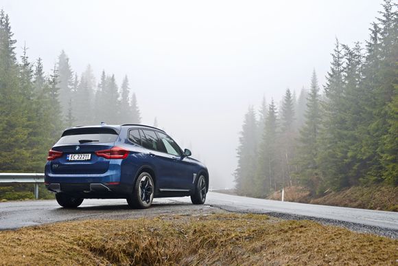 Det var tåke og regn under langkjøringen med BMW iX3. Her ved landevei litt etter Lyngasæter. <i>Foto: &nbsp;Mathias Klingenberg</i>