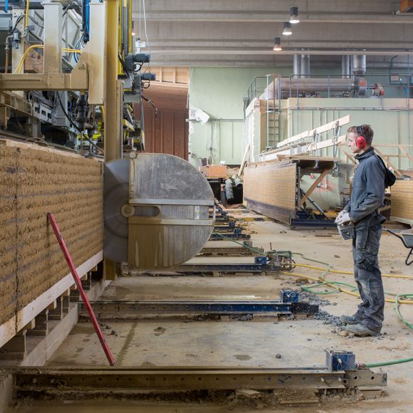 Kapping av veggpaneler på fabrikken Erden i Østerrike. <i>Foto:  Hanno Mackowitz / Emmanuel Dorsaz</i>