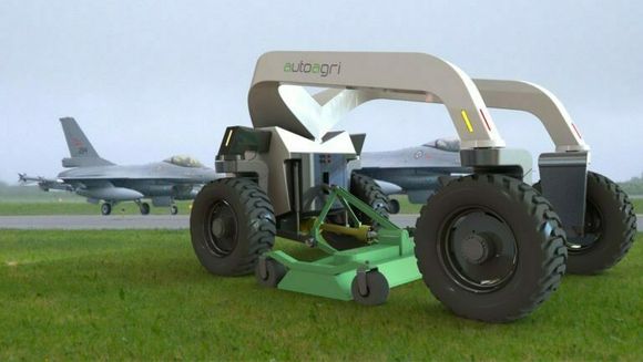 Autoagri ser for seg at gressklipping på flyplasser kan være en naturlig oppgave for den nye roboten. Her er den tegnet inn på kampflybasen på Ørland.